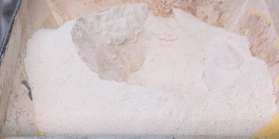 Сухое сырьё смешивается с водой, после чего смесь подаётся на экструдер, где подвергается механическому и тепловому воздействию