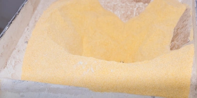 Сухое сырьё смешивается с&nbsp;водой, после&nbsp;чего смесь подаётся на&nbsp;экструдер, где подвергается механическому и&nbsp;тепловому воздействию