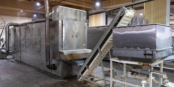 После хлопья плющатся, обжариваются и подаются на глазировку