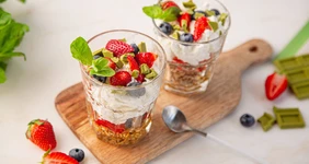 Десерт из творога и клубники