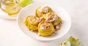Запечённые яблоки с творогом и орехами