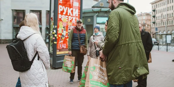 Мы встретили экскурсантов у метро и вручили пакеты с небольшими подарками, чтобы можно было найти друг друга даже на расстоянии.