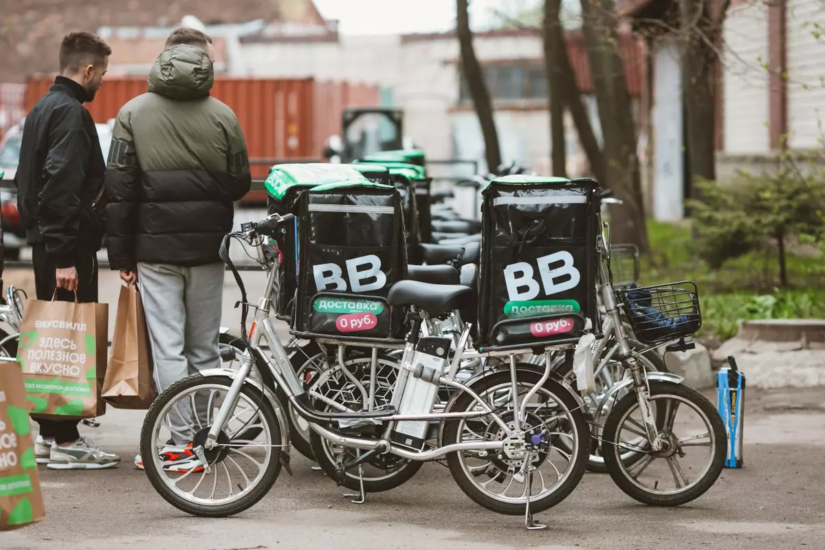 Мы встретили экскурсантов у метро и вручили пакеты с небольшими подарками, чтобы можно было найти друг друга даже на расстоянии.