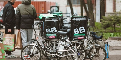 Мы встретили экскурсантов у метро и вручили пакеты с небольшими подарками, чтобы можно было найти друг друга даже на расстоянии.