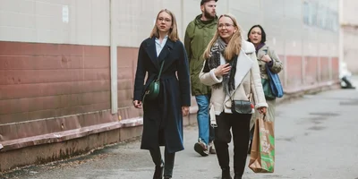 Мы встретили экскурсантов у метро и вручили пакеты с небольшими подарками, чтобы можно было найти друг друга даже на расстоянии.