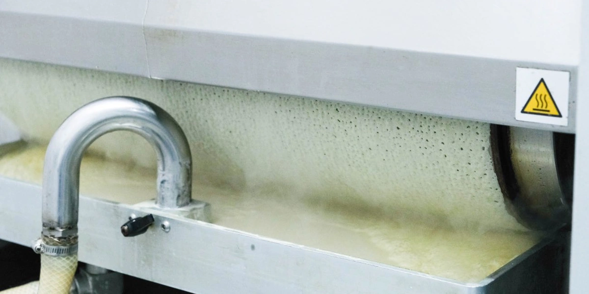 Замешенное тесто запускается в блинный аппарат. Внутри него барабан, разогретый до +237 градусов, накручивает на себя тесто с одной стороны