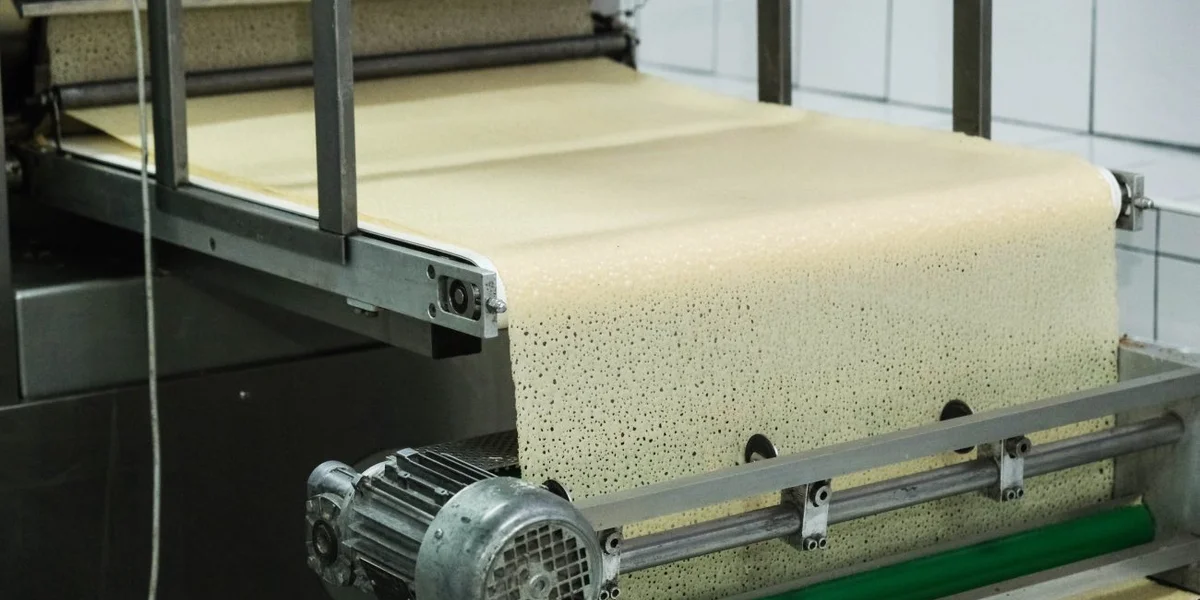 А с другой стороны выдаёт готовый обжаренный пласт