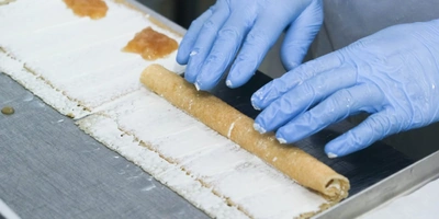 Начинка блинов может быть разной. Десертный вариант — груша и сыр маскарпоне