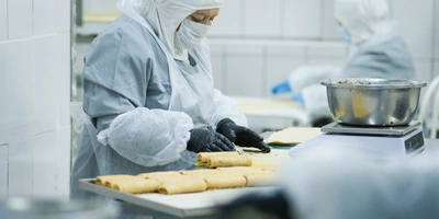 Все блины на производстве собираются вручную