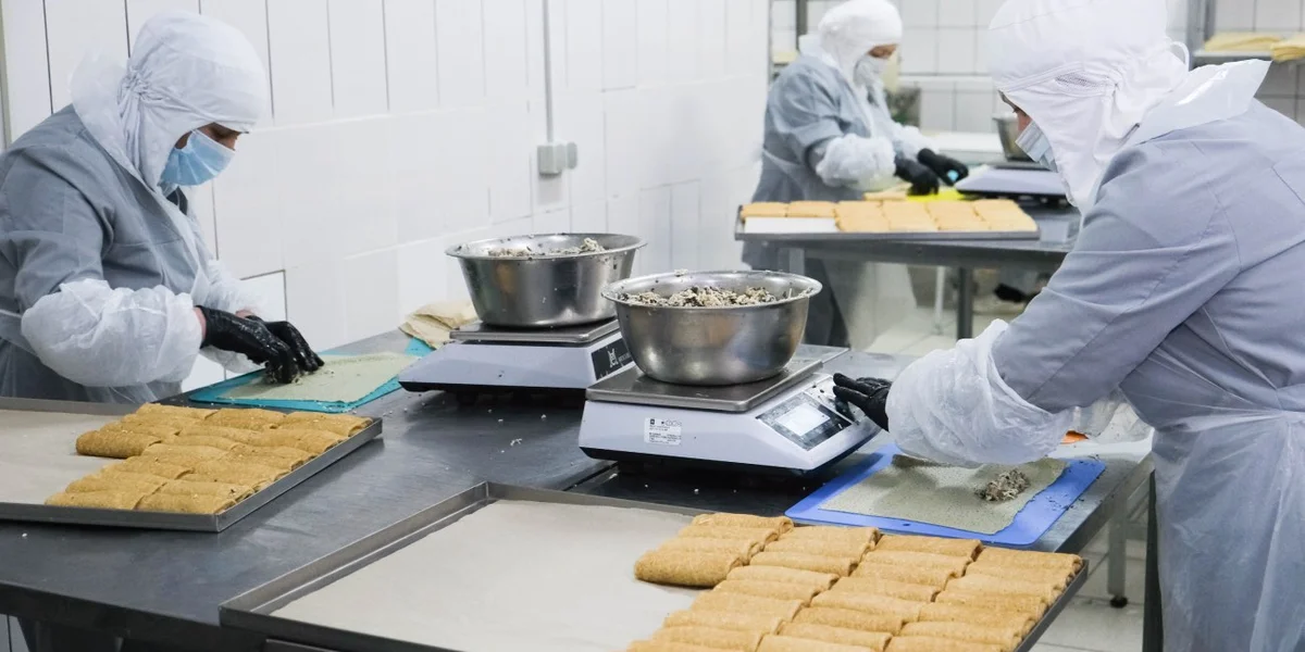 На производстве также готовят блины с мясной начинкой и блины с ветчиной и сыром