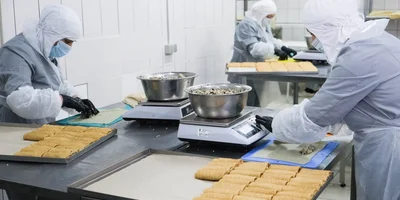 На производстве также готовят блины с мясной начинкой и блины с ветчиной и сыром