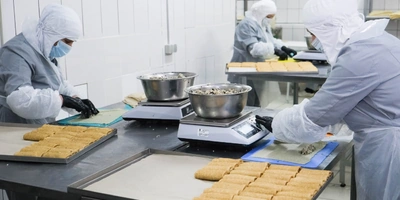 На производстве также готовят блины с мясной начинкой и блины с ветчиной и сыром