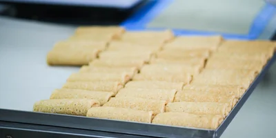 Начинённые блины направляются в холодильную камеру на заморозку