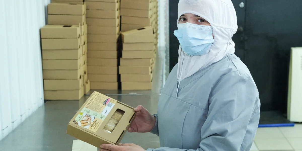 И укладывают в коробки