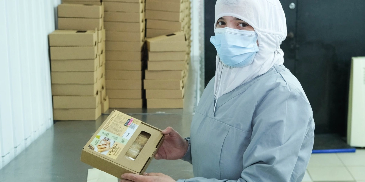 И укладывают в коробки