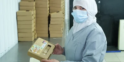 И укладывают в коробки