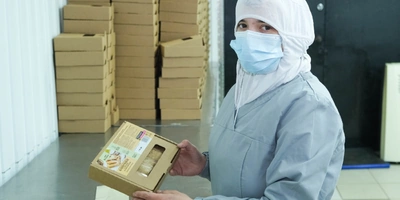 И укладывают в коробки