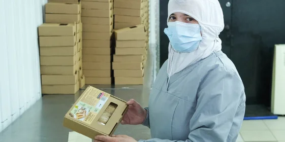 И укладывают в коробки