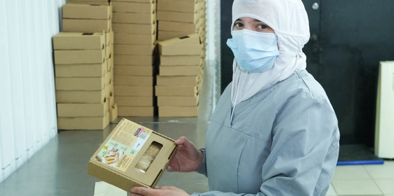 И укладывают в коробки