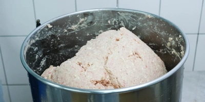 Для котлет из курицы с моцареллой сыр смешивается с фаршем