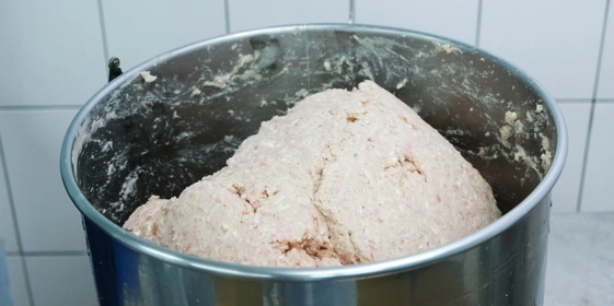 Для котлет из курицы с моцареллой сыр смешивается с фаршем