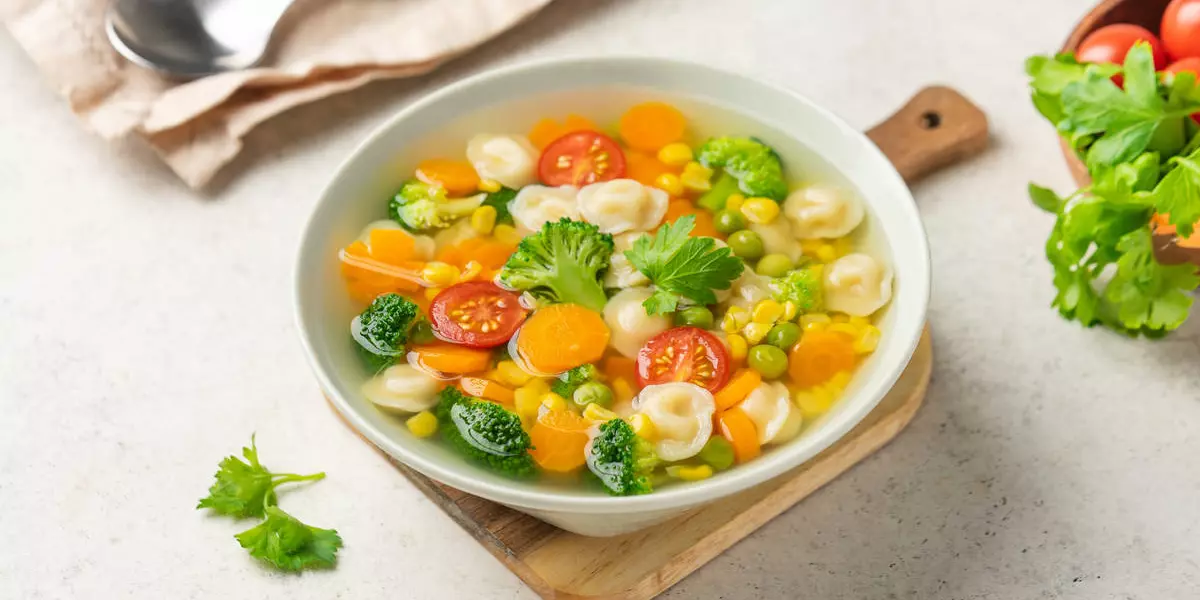 Пышный омлет, сырный суп и фруктовые вафли: 10 рецептов для детского меню