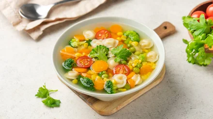 Пышный омлет, сырный суп и фруктовые вафли: 10 рецептов для детского меню