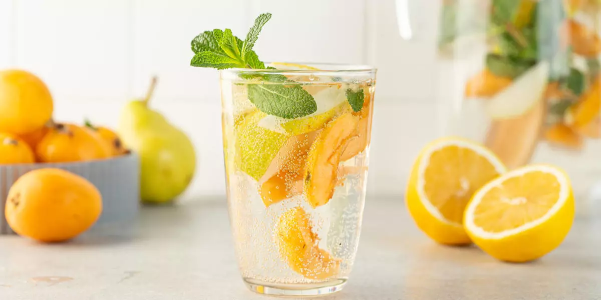Домашний лимонад, ягодный смузи и кофе со льдом: рецепты холодных напитков