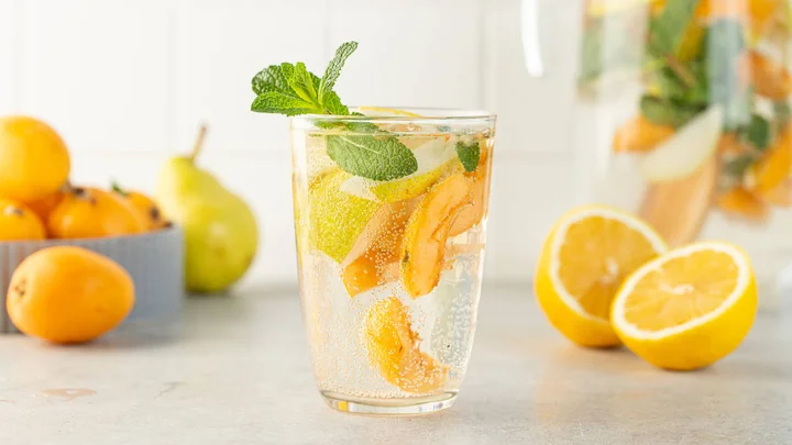 Домашний лимонад, ягодный смузи и кофе со льдом: рецепты холодных напитков