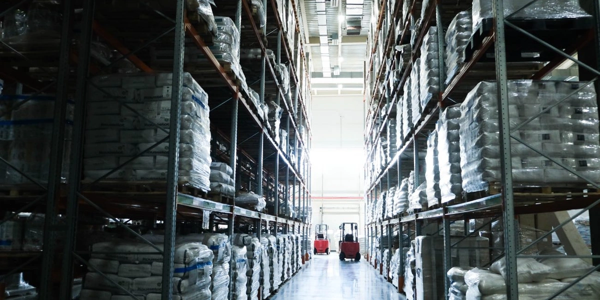 Всё начинается со склада — с&nbsp;приёмки сырья со всего мира. Склад занимает площадь порядка&nbsp;5,5 тысяч квадратных метров. На&nbsp;складе сырья выделены разные зоны для&nbsp;хранения ТУМов (тароупаковочных материалов) — плёнки, коробок, колпачков и&nbsp;т.д., непахнущего сырья — лимонной кислоты, сахара, соли, панировочных сухарей. Под&nbsp;животноводческое сырьё выделена отдельная зона — там хранятся коллагены, желатины, сухое молоко. Есть буферная зона, которая разделяет склад сырья и&nbsp;готовой продукции. Склад пахнущего сырья размещён отдельно, за&nbsp;специальными воротами, чтобы не происходило смешения запахов