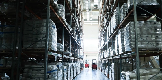 Всё начинается со склада — с&nbsp;приёмки сырья со всего мира. Склад занимает площадь порядка&nbsp;5,5 тысяч квадратных метров. На&nbsp;складе сырья выделены разные зоны для&nbsp;хранения ТУМов (тароупаковочных материалов) — плёнки, коробок, колпачков и&nbsp;т.д., непахнущего сырья — лимонной кислоты, сахара, соли, панировочных сухарей. Под&nbsp;животноводческое сырьё выделена отдельная зона — там хранятся коллагены, желатины, сухое молоко. Есть буферная зона, которая разделяет склад сырья и&nbsp;готовой продукции. Склад пахнущего сырья размещён отдельно, за&nbsp;специальными воротами, чтобы не происходило смешения запахов