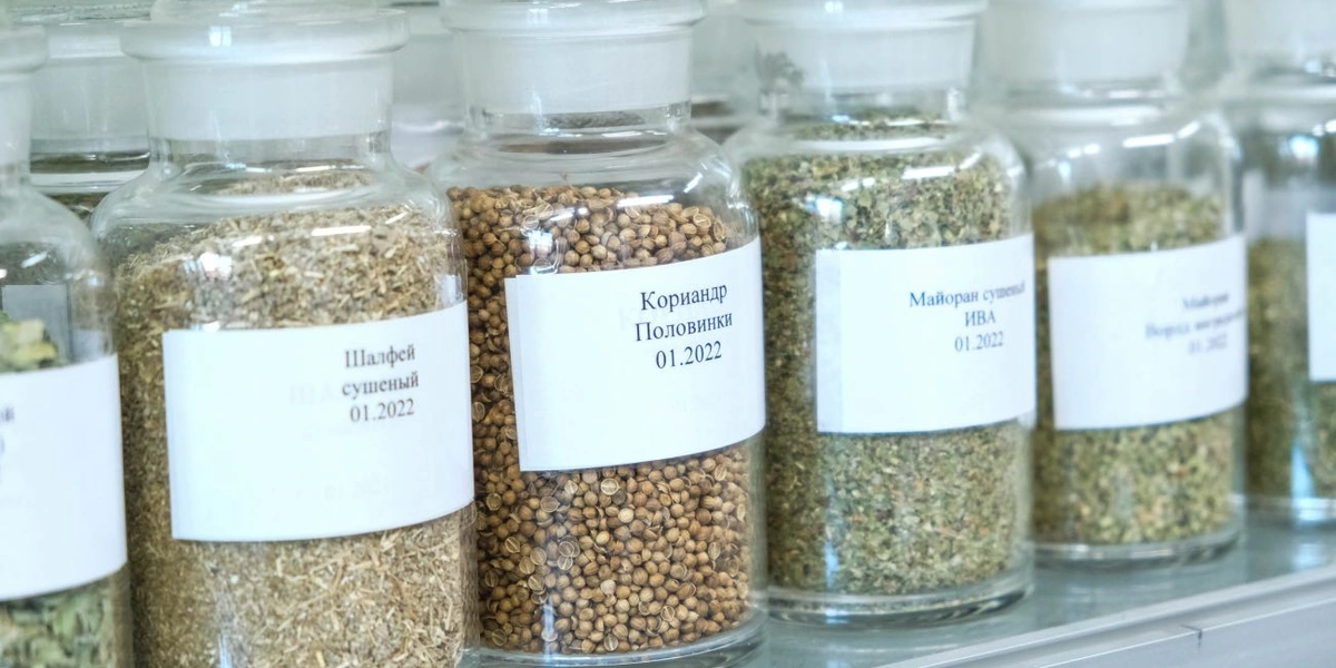 На производстве существует целая библиотека эталонных образцов сырья. С&nbsp;ними в&nbsp;течение года сравнивается всё входящее сырьё