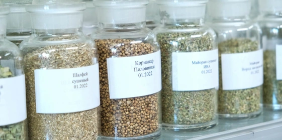 На производстве существует целая библиотека эталонных образцов сырья. С&nbsp;ними в&nbsp;течение года сравнивается всё входящее сырьё