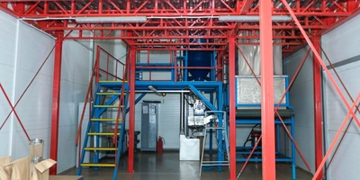 Сырьё, которое требует размола, подаётся со склада наверх на&nbsp;площадку отгрузки, здесь оно проходит повторный осмотр и&nbsp;просев. Через загрузочную воронку оно поступает в&nbsp;бункер и&nbsp;подаётся в&nbsp;саму мельницу. Чтобы сохранить вкусоароматику, всё сырьё, смолотое за&nbsp;смену, в&nbsp;ближайшее время поступает на&nbsp;фасовку или смешивание приправ. Сырьё подаётся в&nbsp;зону комплектации. Его растаривают из&nbsp;тары поставщика в&nbsp;продезинфицированную внутреннюю тару и&nbsp;делают отвесы согласно рецептуре будущей приправы