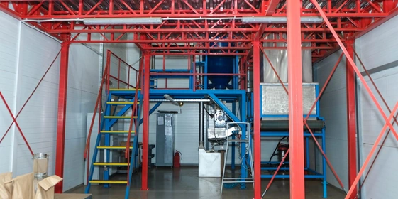 Сырьё, которое требует размола, подаётся со склада наверх на&nbsp;площадку отгрузки, здесь оно проходит повторный осмотр и&nbsp;просев. Через загрузочную воронку оно поступает в&nbsp;бункер и&nbsp;подаётся в&nbsp;саму мельницу. Чтобы сохранить вкусоароматику, всё сырьё, смолотое за&nbsp;смену, в&nbsp;ближайшее время поступает на&nbsp;фасовку или смешивание приправ. Сырьё подаётся в&nbsp;зону комплектации. Его растаривают из&nbsp;тары поставщика в&nbsp;продезинфицированную внутреннюю тару и&nbsp;делают отвесы согласно рецептуре будущей приправы