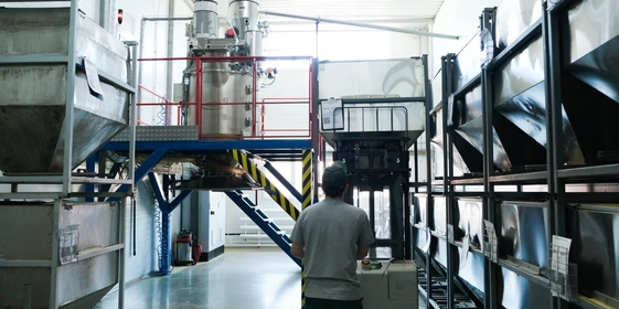 Приправы смешивают не по&nbsp;принципу «засыпал и&nbsp;перемешал». Компоненты проходят производственный просев и&nbsp;следуют в&nbsp;особой очерёдности. Смешивание осуществляется на&nbsp;различной скорости и&nbsp;с&nbsp;разной длительностью. Схемы смешивания разрабатывает главный технолог для&nbsp;каждой приправы отдельно, что позволяет получить продукт высокого качества