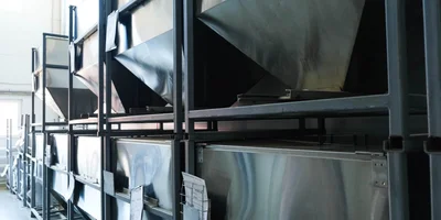 Фасовка сырья происходит сразу после смешивания. На предприятии развита система прослеживаемости продукта. Здесь могут проследить путь специи или пряности от её производителя до фасовки в упаковку. Фиксируется фасовщица, станок, на котором расфасовали, дата фасовки, дата производства полуфабриката, из чего произвели полуфабрикат, из какой партии сырья произвели полуфабрикат, какой поставщик его привёз, где произрастала пряность или специя. Здесь не знают разве что фамилию её сборщика