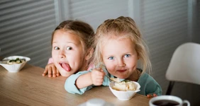 Солёный чай и колбаса с вареньем: чем дети балуют родителей