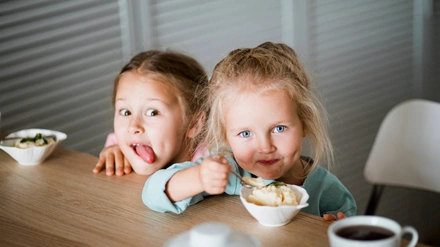 Солёный чай и&nbsp;колбаса с&nbsp;вареньем: чем дети балуют родителей