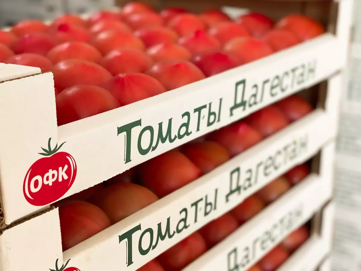 Во ВкусВилл поставляют крупные томаты, их в тепличном комплексе называют «пятёрками» и «шестёрками». Но это не диаметр плода, а их количество, способное поместиться в один ряд в ящике