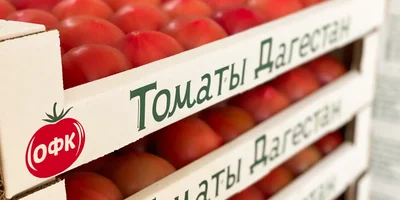 Во ВкусВилл поставляют крупные томаты, их в тепличном комплексе называют «пятёрками» и «шестёрками». Но это не диаметр плода, а их количество, способное поместиться в один ряд в ящике