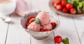 Мороженое из молока с клубникой