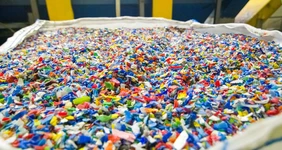 Вторая жизнь вторсырья: как перерабатывают крышечки и пакеты
