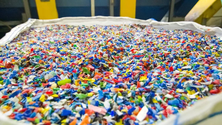 Вторая жизнь вторсырья: как перерабатывают крышечки и пакеты