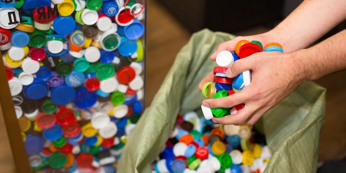 Вторая жизнь вторсырья: как перерабатывают крышечки и пакеты