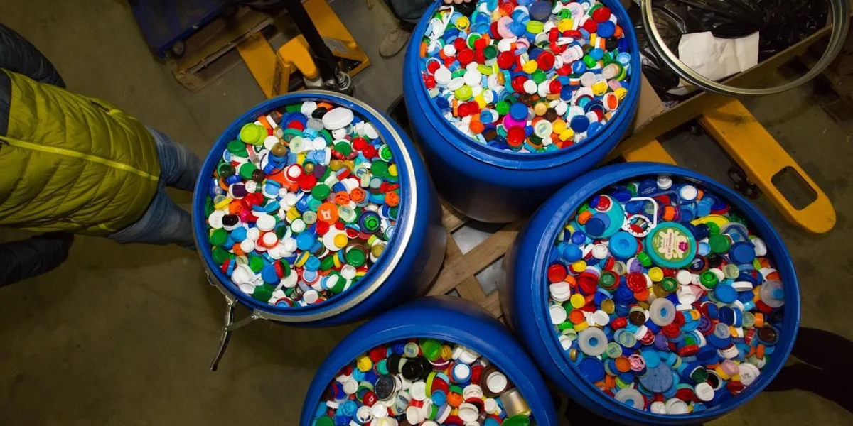 Вторая жизнь вторсырья: как перерабатывают крышечки и пакеты