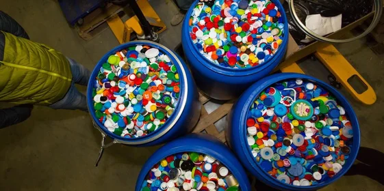 Вторая жизнь вторсырья: как перерабатывают крышечки и пакеты