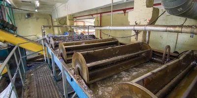 В ванне гидрофлотации раздробленная крышка поднимается вверх