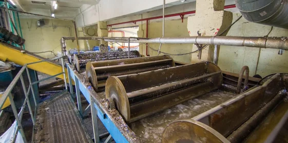 В ванне гидрофлотации раздробленная крышка поднимается вверх