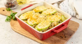 Запеканка с кабачками, курицей и сыром